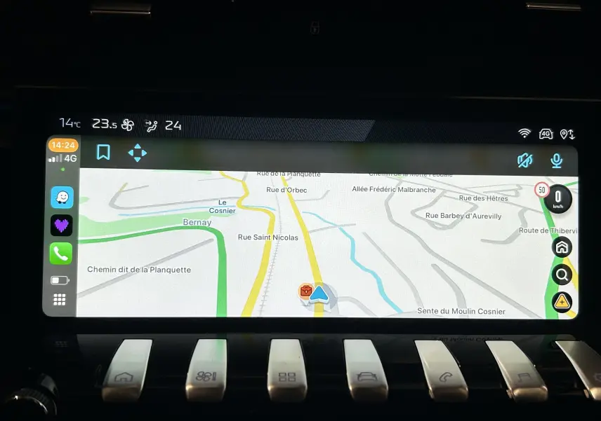 Écran tactile central du Peugeot 508 SW 2024 affichant la navigation GPS avec commandes tactiles en bas.