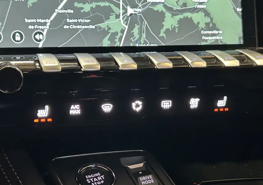 Gros plan sur la console centrale du Peugeot 508 SW gris Selenium, avec commandes tactiles et écran GPS allumé.