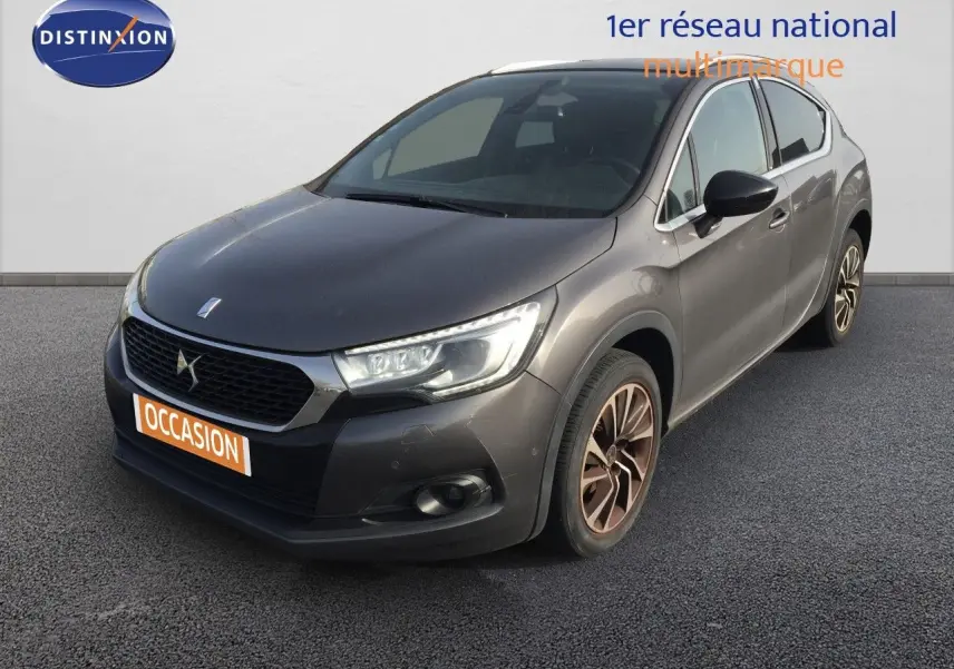 Vue 3/4 avant droit d'une DS4 CROSSBACK gris platinium métal avec jantes bi-ton et calandre noire distinctive.