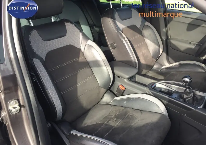 Vue intérieure côté conducteur du DS4 CROSSBACK 2017, sièges en cuir noir et gris, levier de vitesse manuel visible.