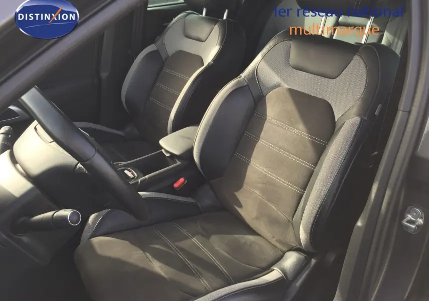 Vue intérieure côté conducteur du DS4 CROSSBACK 2017, sièges en cuir noir et tissu gris, volant et console visibles.