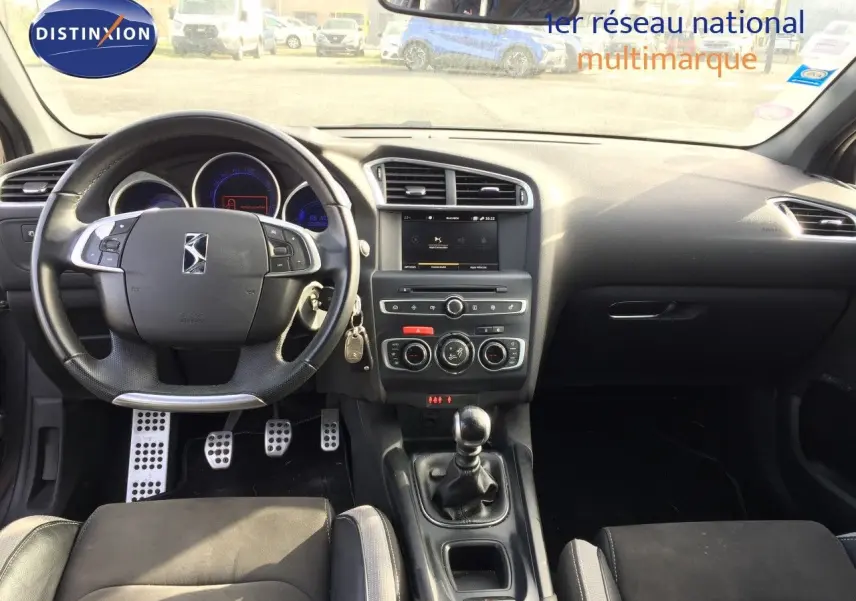 Vue intérieure avant du DS4 CROSSBACK 2017, tableau de bord noir avec volant multifonction et boîte manuelle.