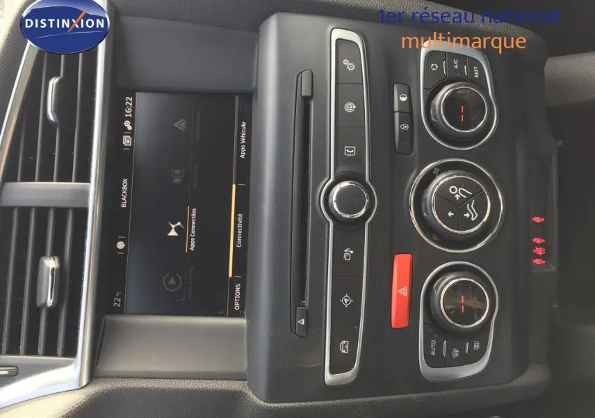 Vue rapprochée du tableau de bord de la DS4 CROSSBACK 2017 avec commandes de climatisation et écran tactile.