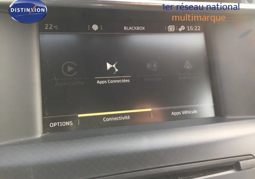 Écran tactile central du DS4 CROSSBACK 2017 affichant les options de connectivité et applications, intérieur gris.