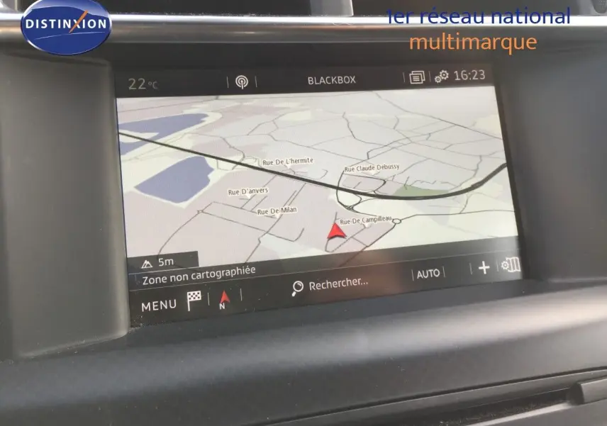Écran de navigation GPS du DS4 CROSSBACK affichant une carte avec plusieurs rues, dans un intérieur sombre.