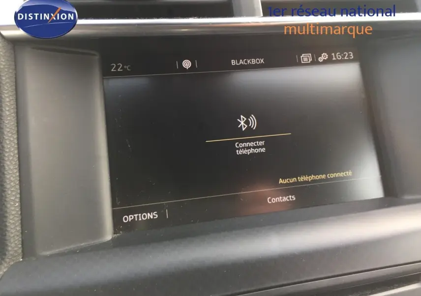 Écran tactile central du tableau de bord du DS4 CROSSBACK 2017 affichant la connexion Bluetooth en intérieur noir.