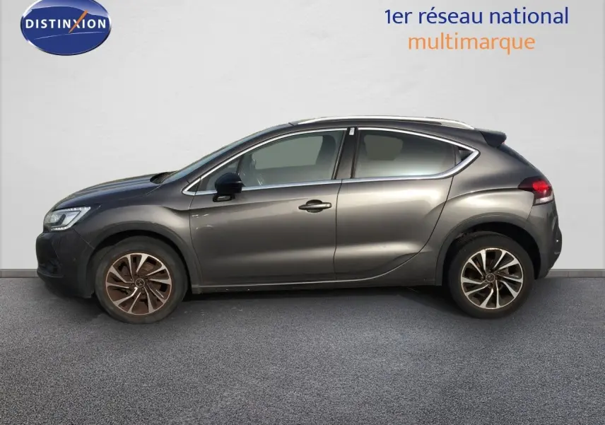 Vue de profil côté gauche d'une DS4 CROSSBACK gris platinium métallisé avec jantes bi-ton et lignes fluides.