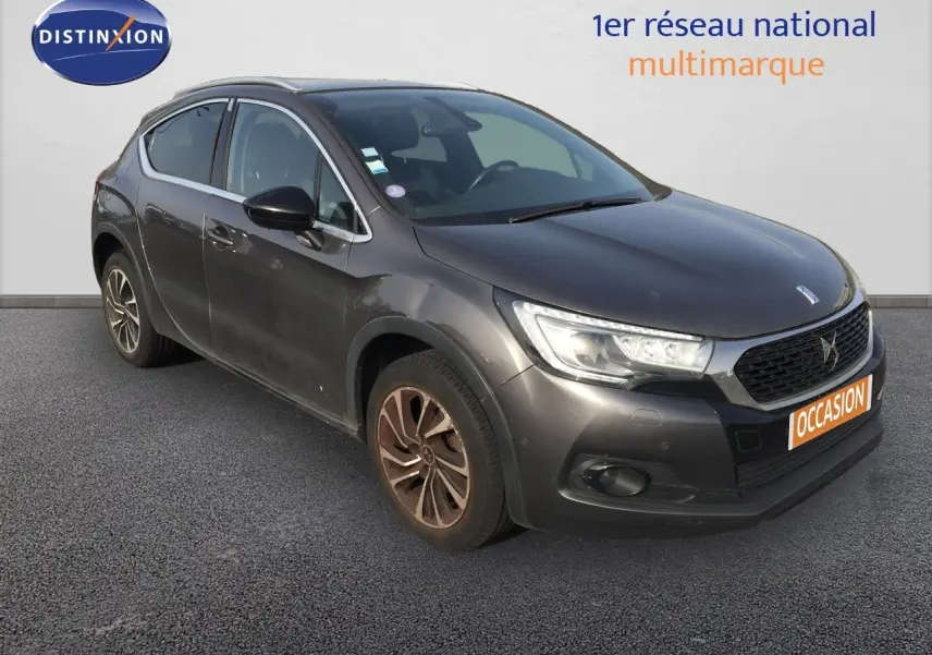 DS4 CROSSBACK gris platinium métal en 3/4 avant droit, avec jantes bi-ton et calandre distinctive DS.