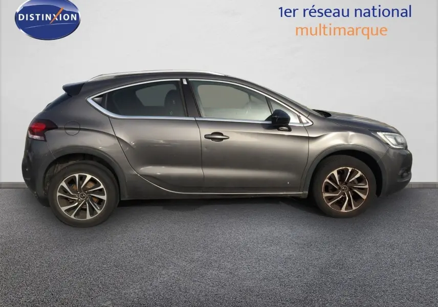 Vue de profil côté gauche d'une DS4 CROSSBACK gris platinium métallisé, soulignant ses jantes bi-ton et sa silhouette compacte.