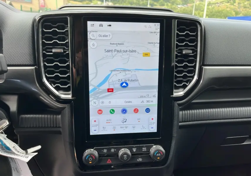 Vue rapprochée du tableau de bord du Ford Ranger 2025 avec écran tactile vertical affichant la navigation GPS.