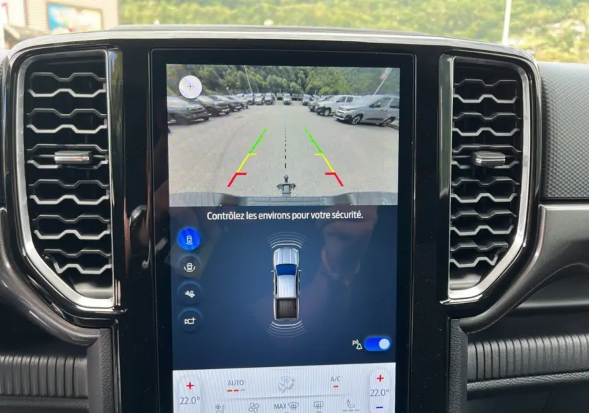 Écran central du Ford Ranger 2025 montrant la caméra de recul et les capteurs de stationnement en action.