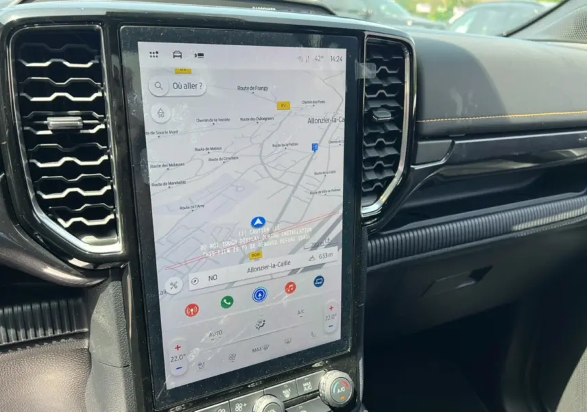 Vue rapprochée de la console centrale du Ford Ranger noir agate 2026, écran tactile GPS vertical et aérateurs hexagonaux.