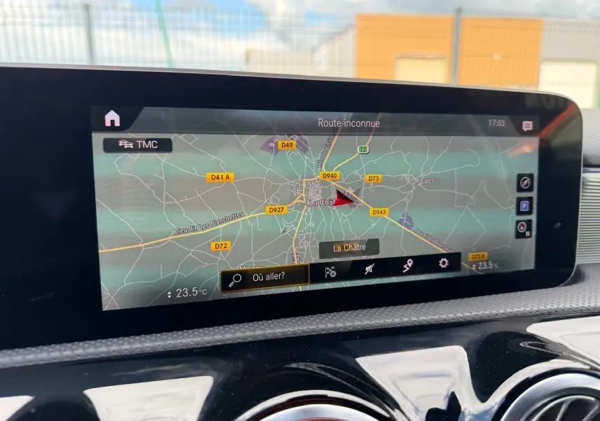 Écran de navigation GPS affichant une carte détaillée dans le tableau de bord d’une Mercedes Classe A blanche, version 220D AMG Line.