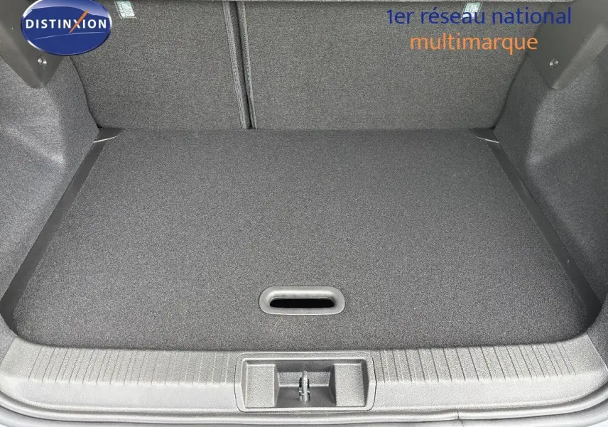 Coffre ouvert du Renault Captur II gris Rafale métal avec toit noir, vue plongeante sur le plancher de chargement.