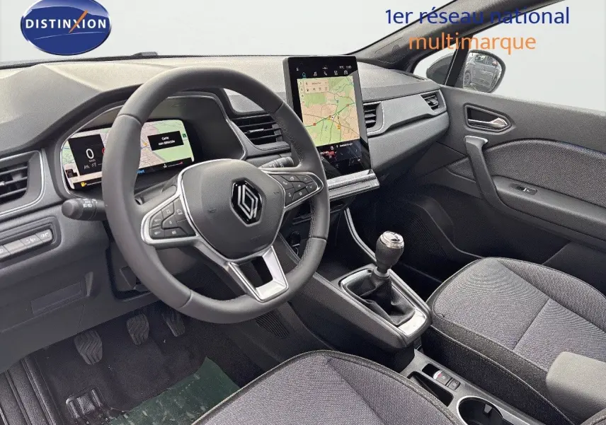 Vue intérieure côté conducteur du Renault Captur II 2025, tableau de bord avec écran tactile vertical et volant multifonction.