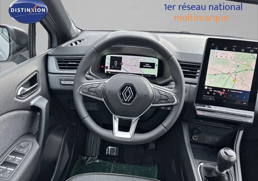 Vue intérieure centrée sur le volant et le tableau de bord numérique du Renault Captur II hybride 2025, finition technologie.