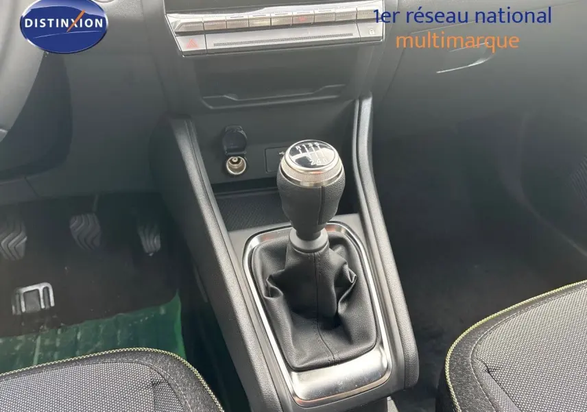 Le levier de vitesse manuel en gros plan dans l'habitacle d'une Renault Captur gris rafale métal, vue centrée.