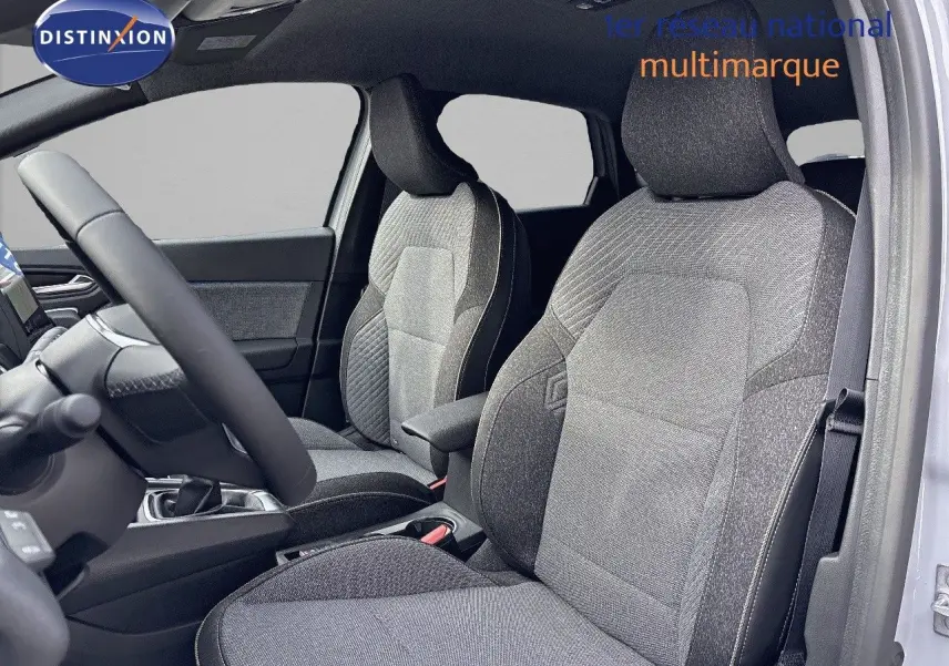 Vue intérieure côté conducteur du Renault Captur II gris Rafale, mettant en valeur les sièges tissu gris et l'habitacle moderne.
