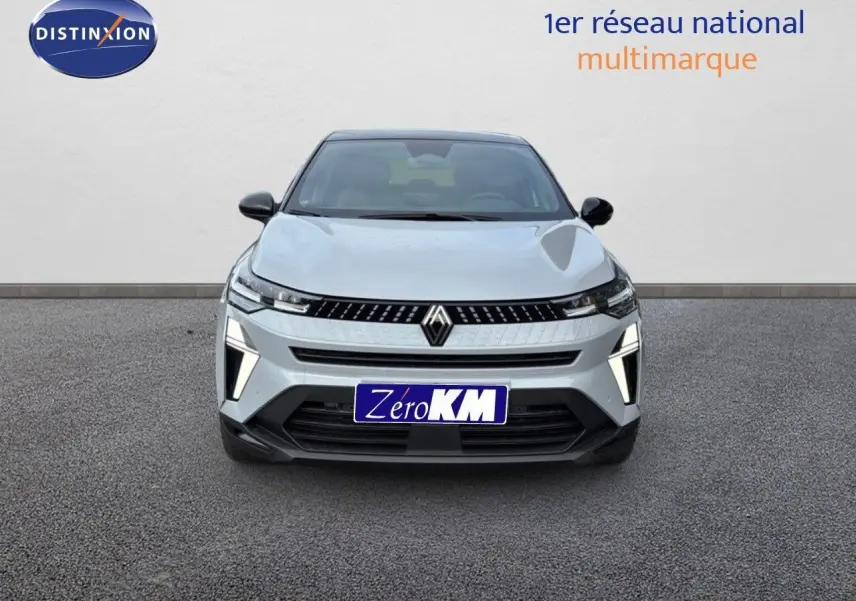 Vue avant du Renault Captur II gris Rafale métal avec toit noir, mettant en valeur sa calandre et ses feux LED distinctifs.