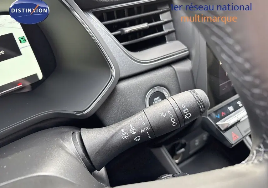 Gros plan sur la commande d'essuie-glace du Renault Captur II gris Rafale métal avec intérieur noir, bouton start visible.