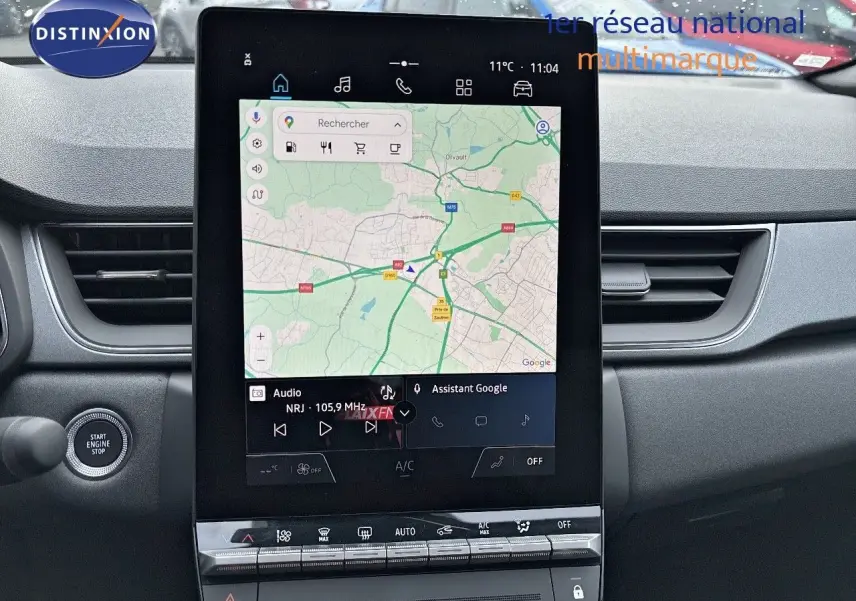 Intérieur du Renault Captur II 1.6 E-Tech hybride 2025, vue centrale sur l’écran tactile avec navigation et commandes climatisation.