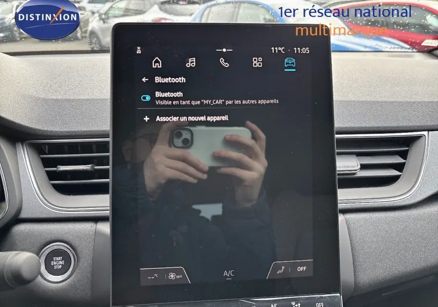 Vue rapprochée de l’écran tactile central du Renault Captur 2025, affichant le menu Bluetooth, avec tableau de bord gris.