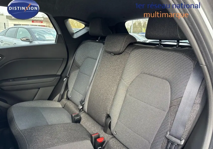Vue intérieure côté droit des sièges arrière en tissu gris du Renault Captur II 1.6 E-Tech Hybride 2025.