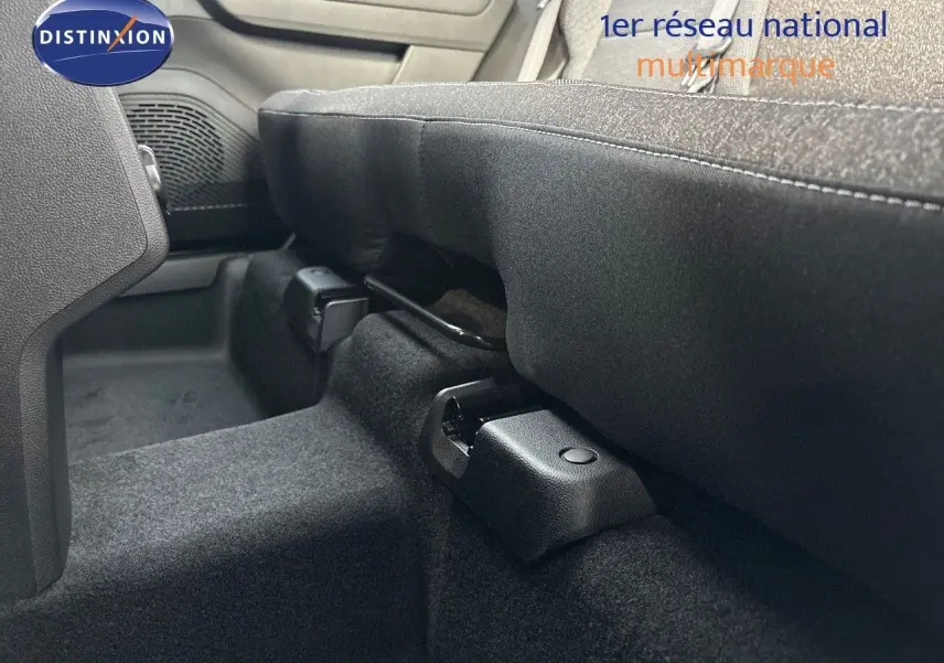 Détail intérieur montrant la fixation et la base du siège arrière en tissu gris noir du Renault Captur II hybride 2025.