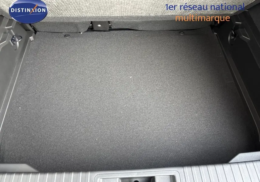 Coffre vide vu de dessus du Renault Captur II gris Rafale métal avec toit noir, finition hybride 2025.