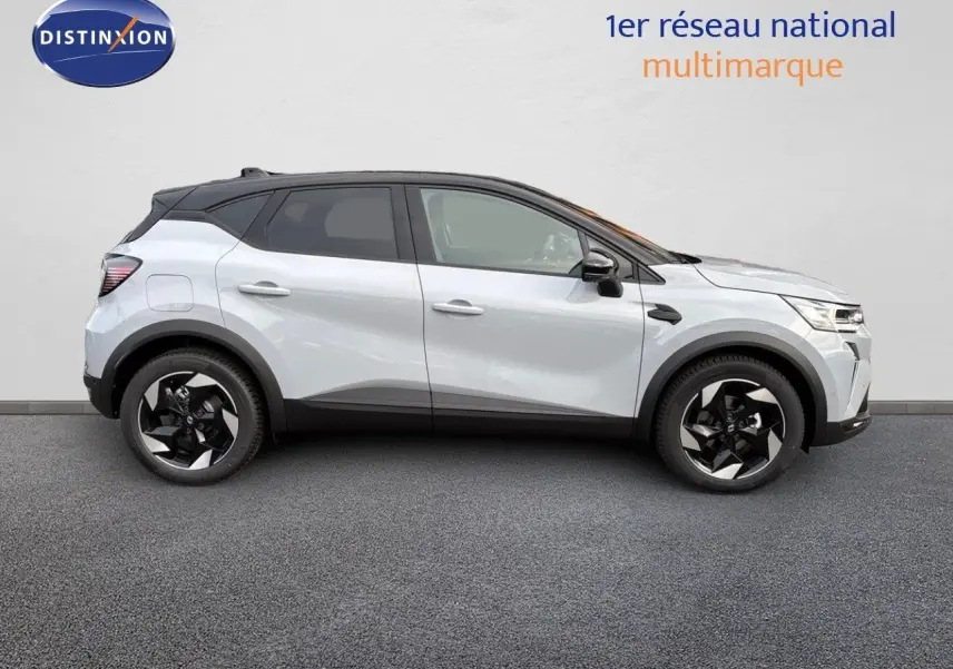 Profil côté droit du Renault Captur II hybride 2025 gris Rafale métal avec toit noir et jantes noires distinctives.