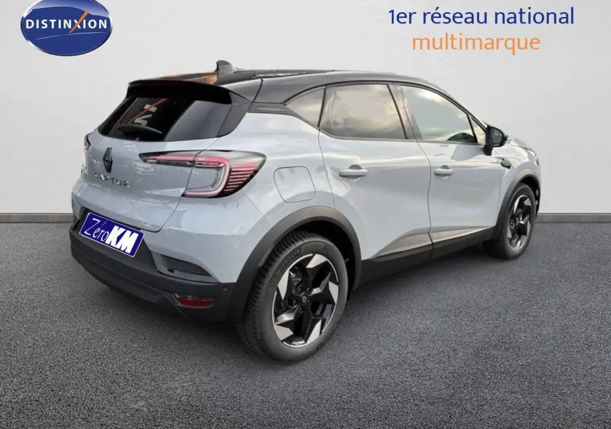 Vue 3/4 arrière droite du Renault Captur gris Rafale métal avec toit noir et jantes biton modernes.