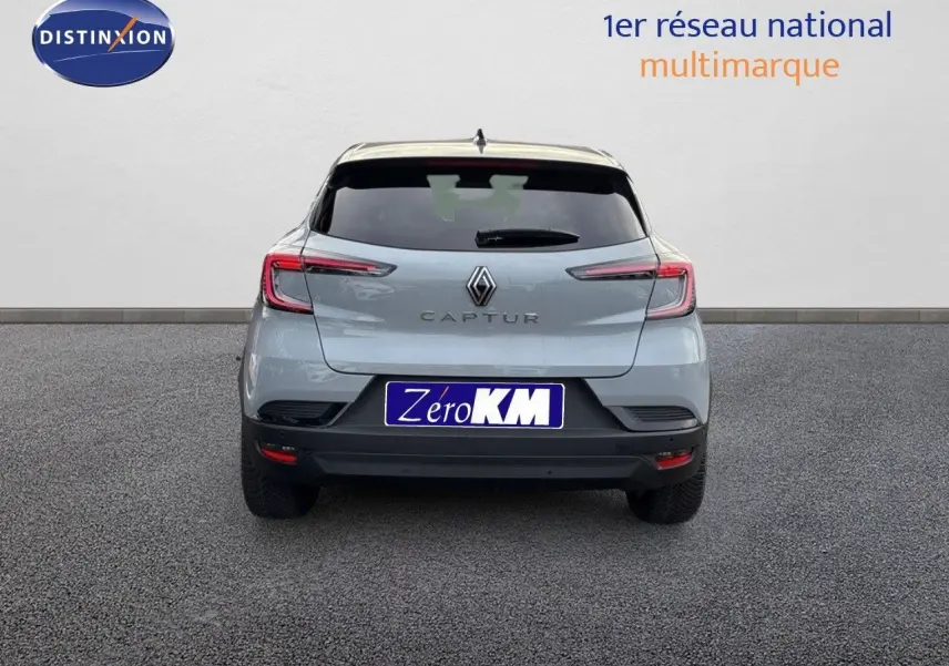 Vue arrière d'un Renault Captur II gris Rafale métal avec toit noir, mettant en valeur ses feux LED caractéristiques.