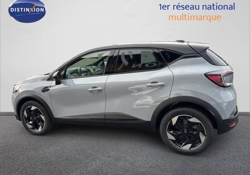 Profil droit du Renault Captur II gris Rafale métal avec toit noir, roues noires et design moderne 2025.