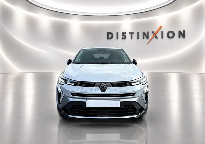Vue avant d'une Renault Symbioz gris rafale dans un showroom lumineux avec logo Distinxion en arrière-plan.