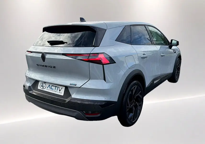 Vue 3/4 arrière droite du Renault Symbioz gris rafale avec feux arrière LED et jantes noires distinctives.