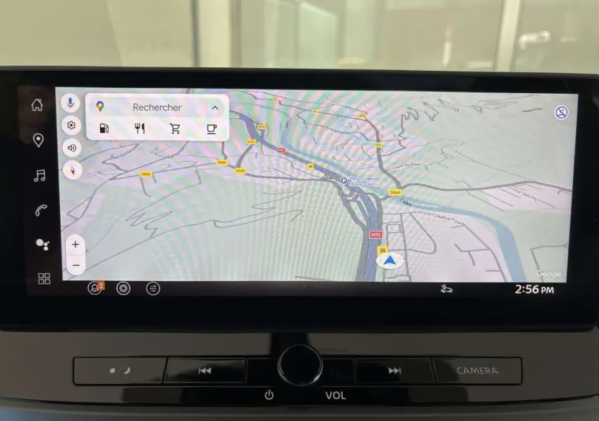 Écran central du Nissan Qashqai E-POWER 2026 affichant la navigation GPS avec carte détaillée en mode jour.
