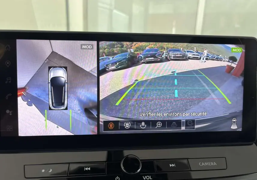 Écran multimédia du Nissan Qashqai E-POWER 205 N-DESIGN montrant la caméra 360° et la vue arrière en stationnement.