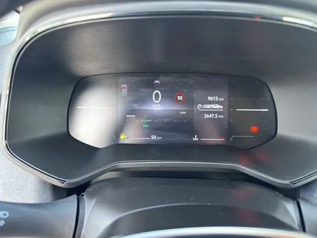 Affichage numérique du tableau de bord de la Renault Clio V blanc, montrant la vitesse à 0 km/h et le compteur kilométrique.