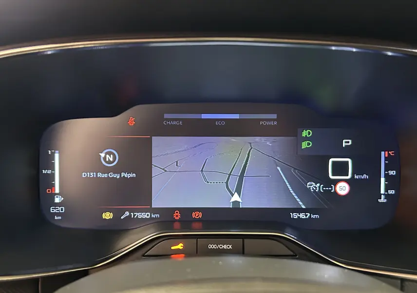 Tableau de bord numérique du Citroën C5 Aircross Ph.2 Max Hybride, affichant navigation et indicateurs.