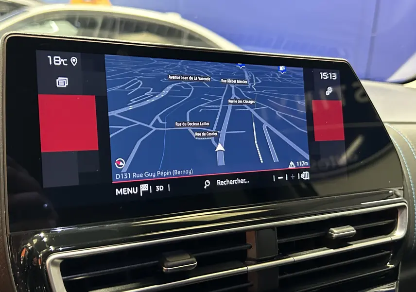 Écran tactile du système de navigation du Citroën C5 Aircross Ph.2 Max Hybride, affichant une carte en 3D.