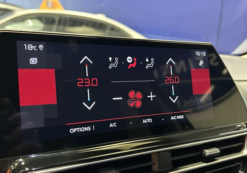 Écran tactile central affichant la climatisation bi-zone avec réglages de température à 23 et 26°C dans un Citroën C5 Aircross 2024.