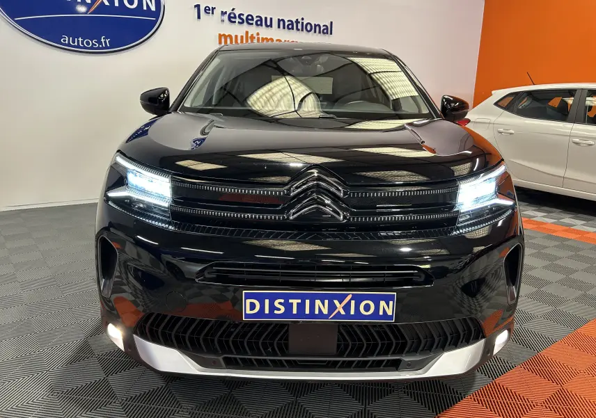 Vue frontale d'un Citroën C5 Aircross noir Perla Nera 2024 avec phares LED allumés et calandre chromée.
