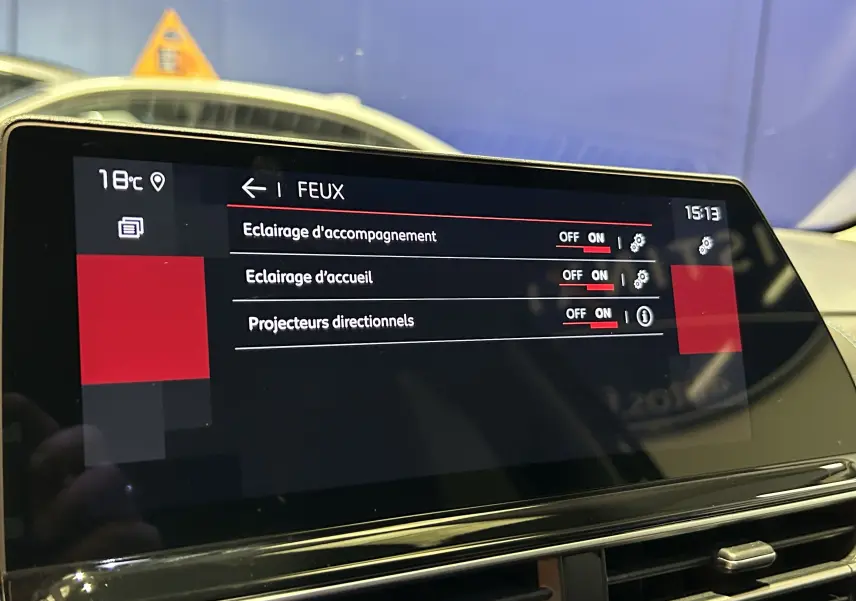 Écran tactile intérieur du Citroën C5 Aircross 2024 affichant les réglages des feux avec interface moderne.