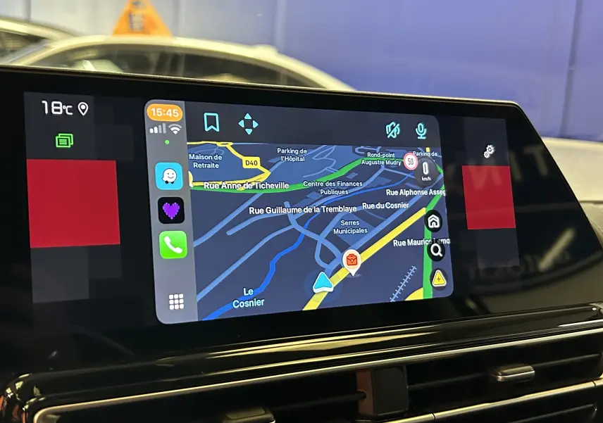 Écran tactile central du Citroën C5 Aircross Ph.2 noir, affichant la navigation GPS avec carte détaillée en intérieur.