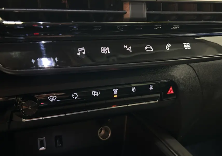 Détail de la console centrale noire brillante du Citroën C5 Aircross 2024 avec commandes tactiles et boutons lumineux