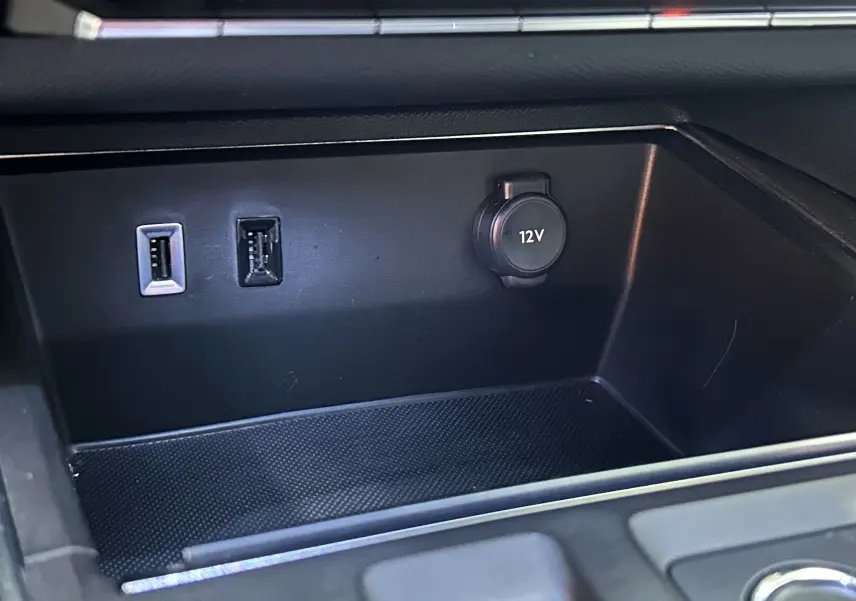 Prise 12V et ports USB dans le rangement central avant du Citroën C5 Aircross Ph.2 noir Perla Nera 2024.