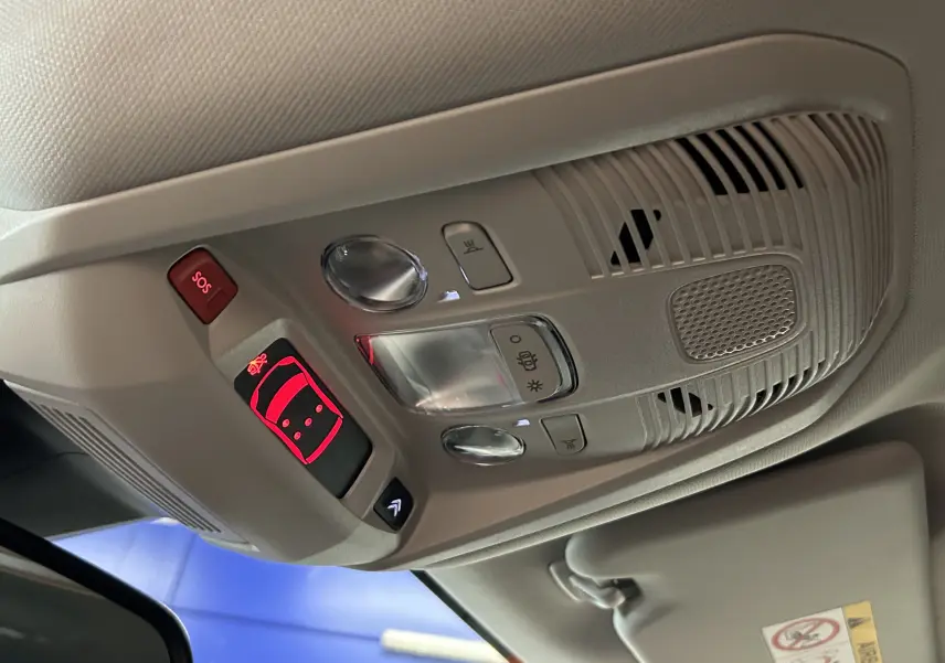Vue intérieure du plafonnier gris clair avec commandes d'éclairage et bouton SOS du Citroën C5 Aircross noir Perla Nera 2024.