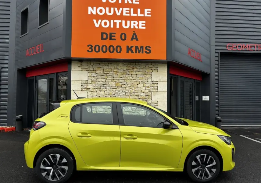 Vue de profil côté gauche d'une Peugeot 208 jaune hybride 2025 garée devant un bâtiment avec panneau orange.