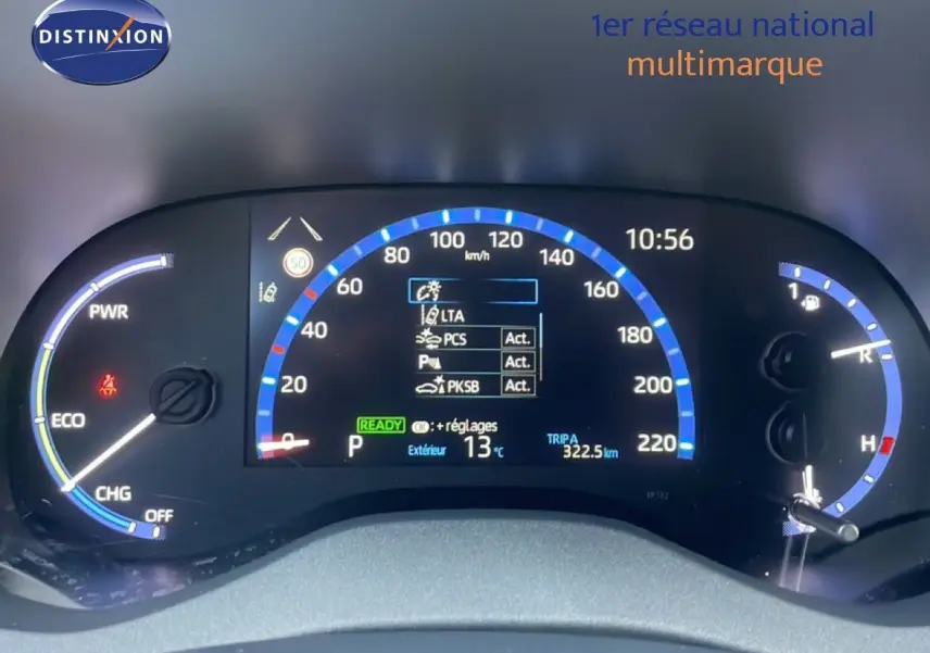 Tableau de bord numérique de la Toyota Yaris Cross Hybrid 2024 affichant la vitesse, la température extérieure et les aides à la conduite.