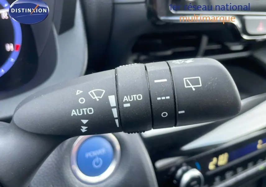 Gros plan sur la commande d’essuie-glace automatique dans l’habitacle d’une Toyota Yaris Cross blanche 2024.